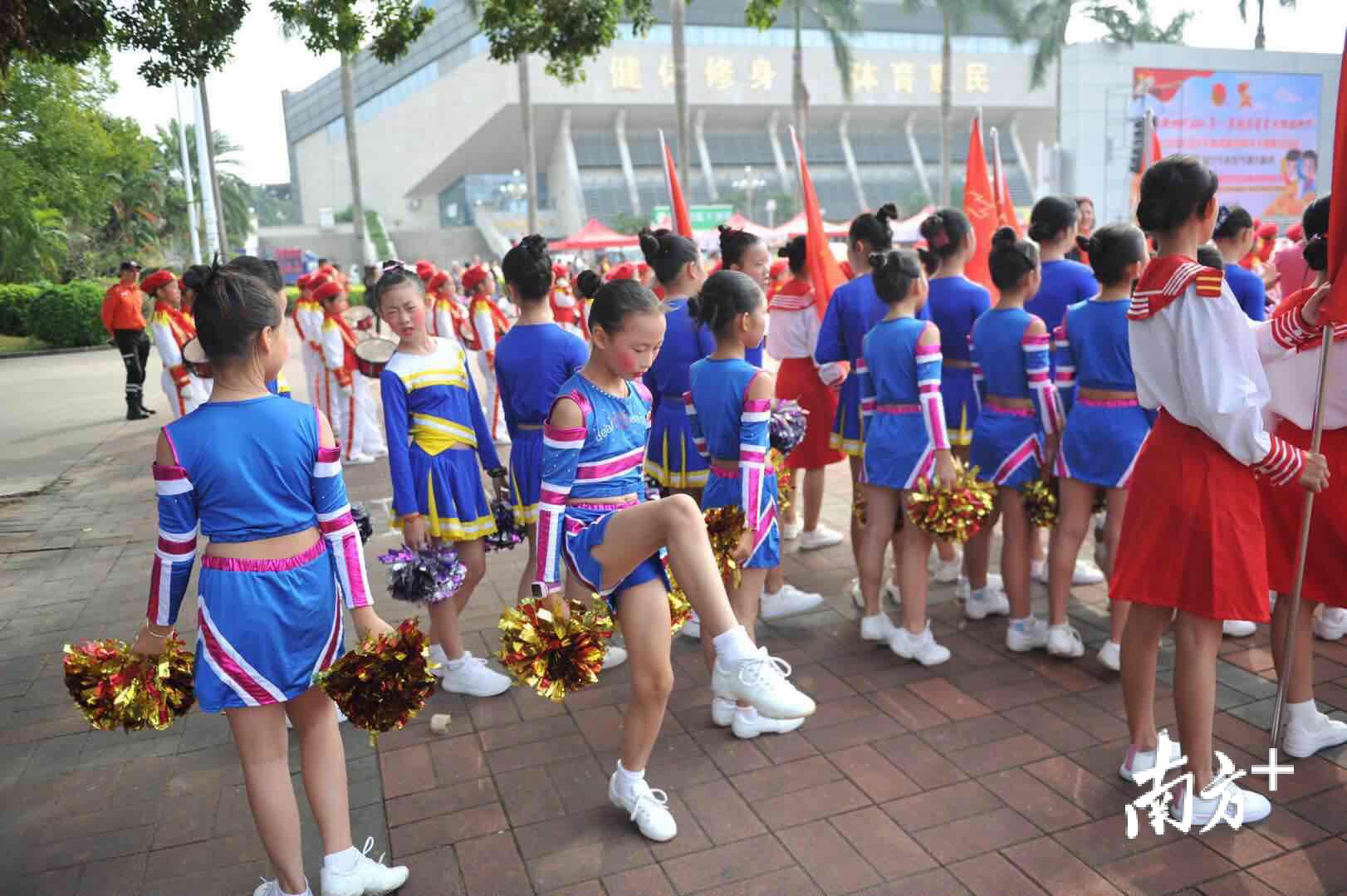 体操广场跳小学生舞视频_小学广墦体操_小学生跳广场体操