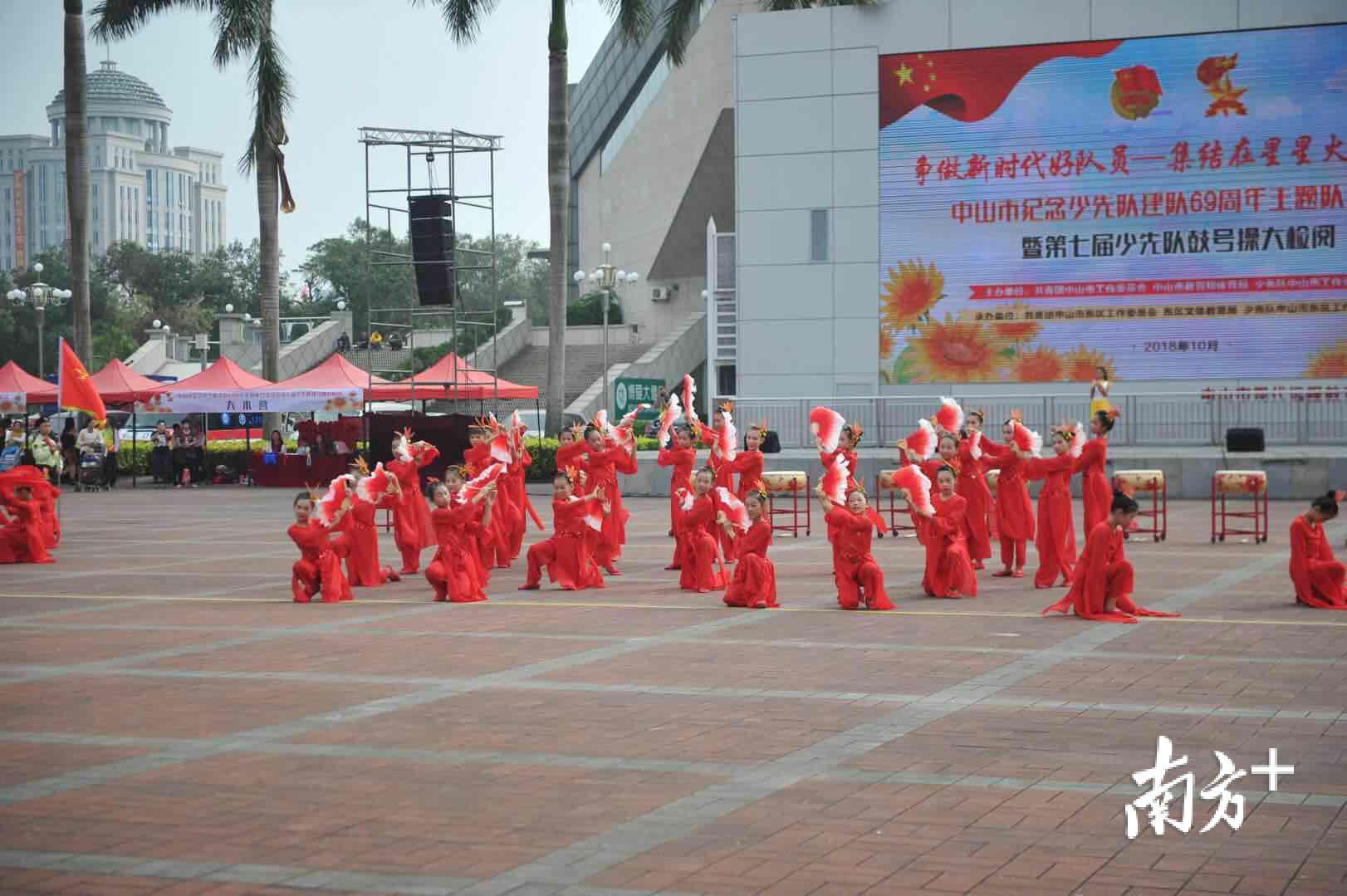小学生跳广场体操_小学广墦体操_体操广场跳小学生舞视频