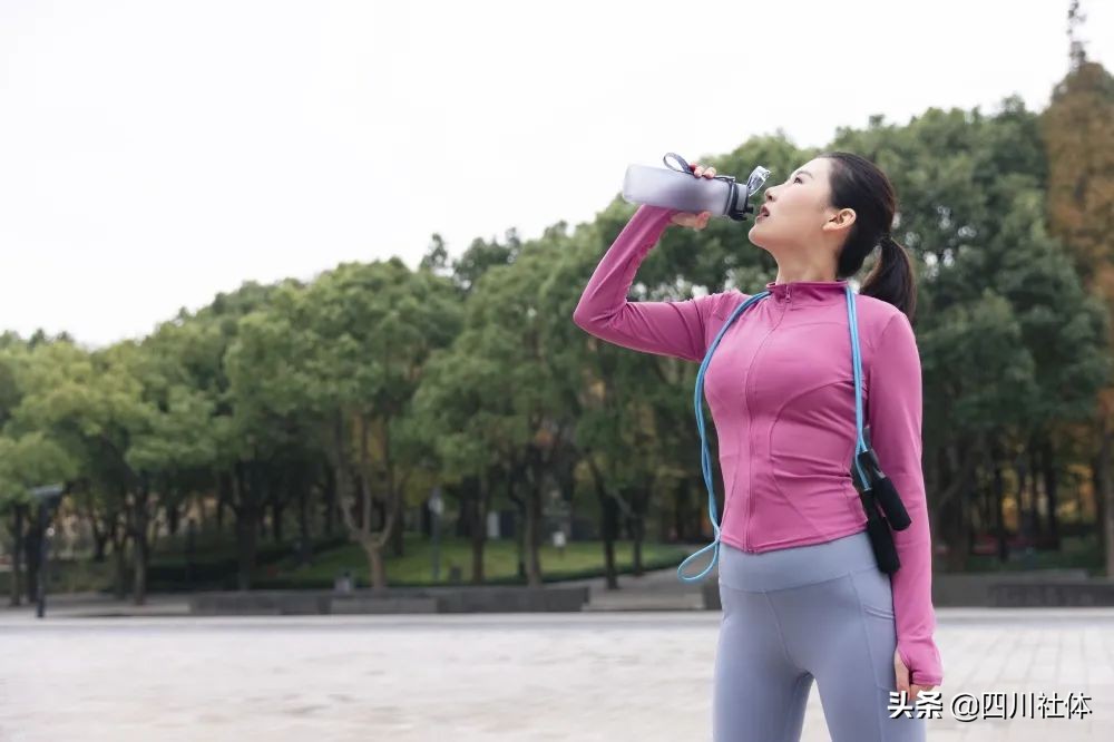 喝水之后运动会不会加快排尿_运动时大口喝水_运动时怎么喝水