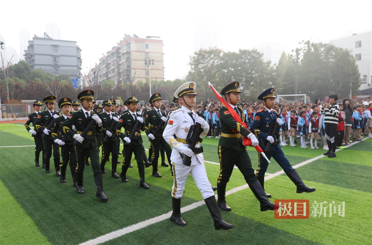 篮球冠军怎么画_篮球人画法_篮球冠军中的人怎么画