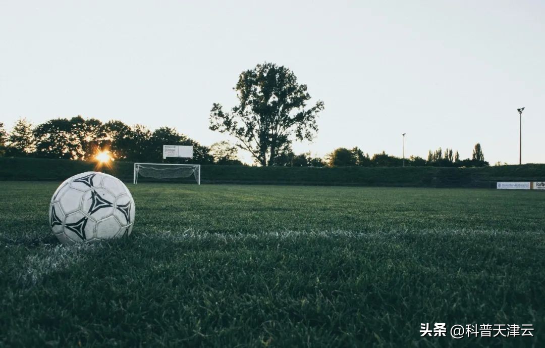足球脚球怎么判罚_足球关于脚球的规则_足球规则脚球位置图