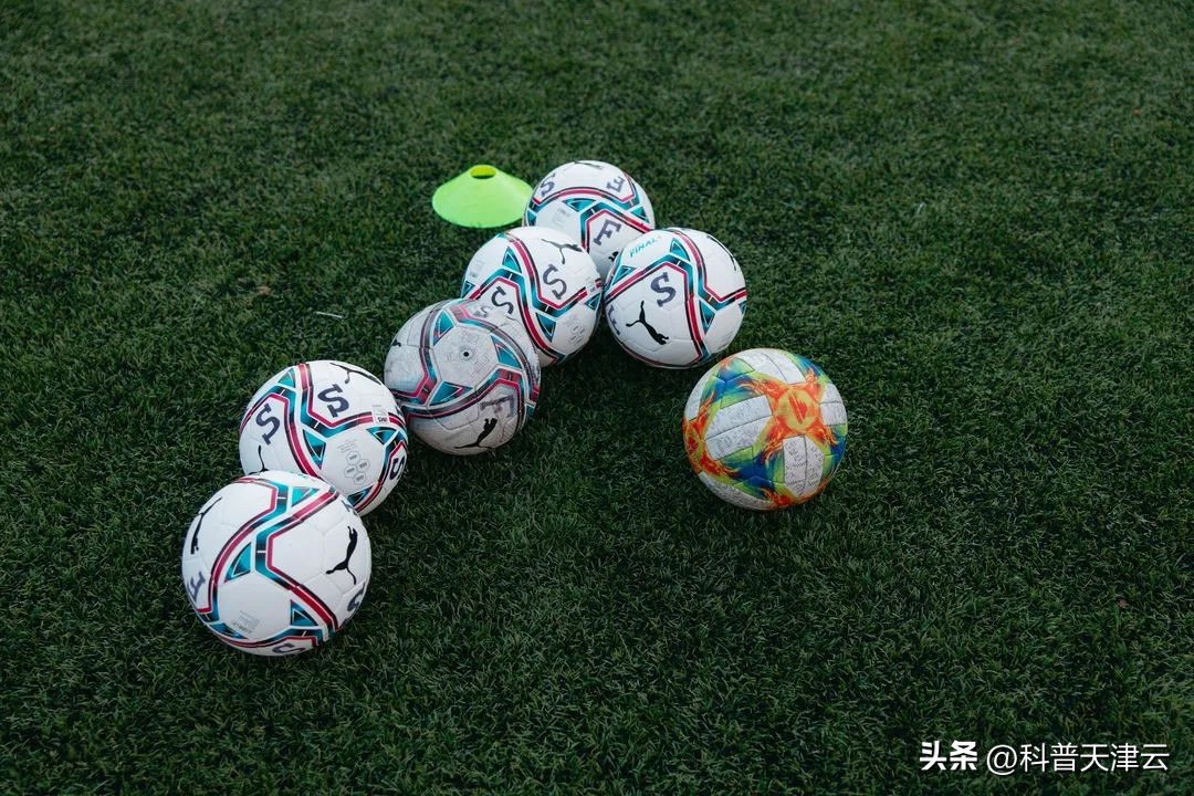 足球关于脚球的规则_足球脚球怎么判罚_足球规则脚球位置图