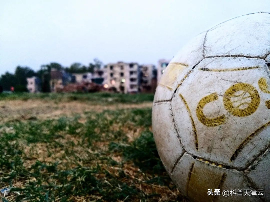 足球脚球怎么判罚_足球规则脚球位置图_足球关于脚球的规则