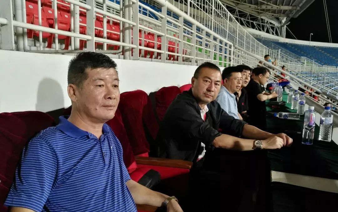 2020年足球裁判员规则修改_裁判足球规则职业比赛有哪些_半职业比赛足球裁判规则
