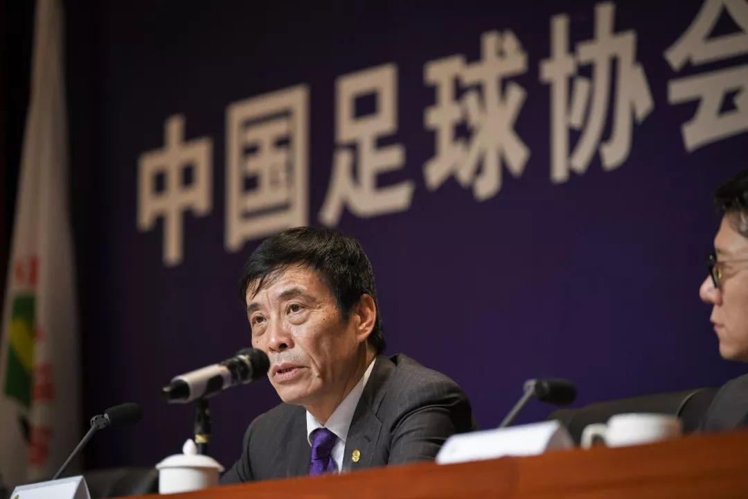2020年足球裁判员规则修改_裁判足球规则职业比赛有哪些_半职业比赛足球裁判规则